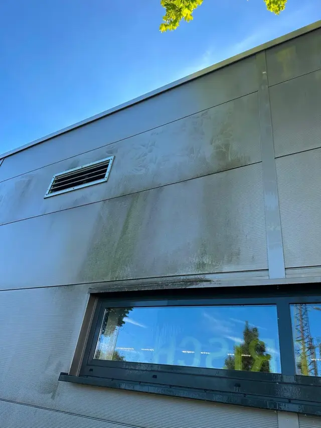 Fassade mit sichtbaren Verschmutzungen vor der Fassadenreinigung