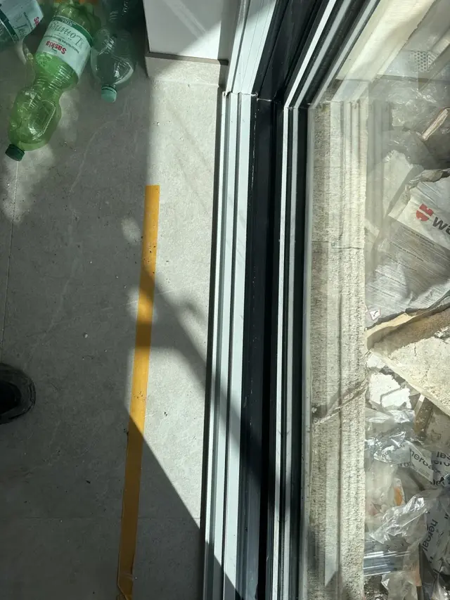 Gereinigter Fensterrahmen nach Entfernung von Baustaub und Rückständen