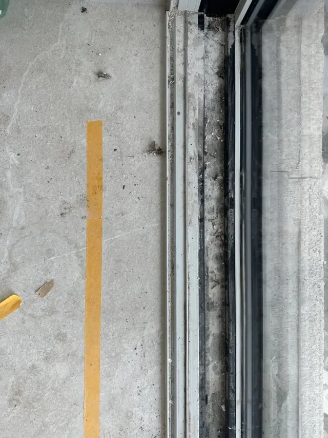 Fensterrahmen mit Baustaub und Rückständen vor der Reinigung
