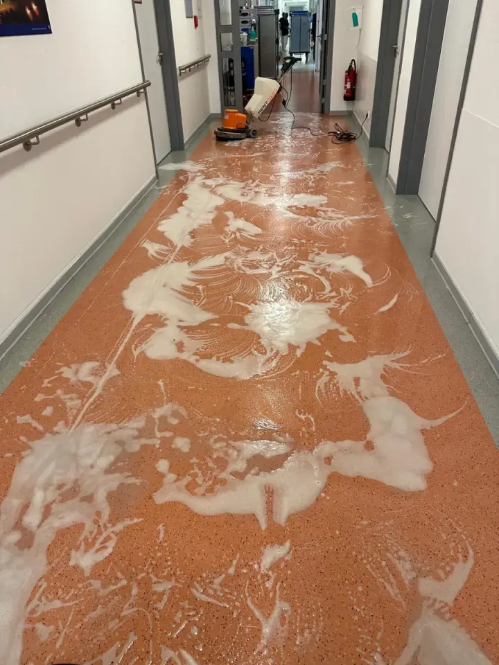 Maschinelle Reinigung eines Flurbodens mit Einscheibenmaschine und Reinigungsschaum